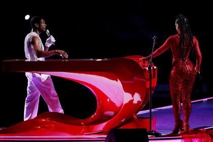 Usher y Alicia Keys en el show del Super Bowl