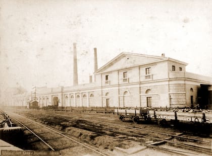 Usina de la Primitiva Compañía del Gas. Construida a principios de la década de 1850, estaba en la actual Plaza Fuerza Aérea en Retiro.
