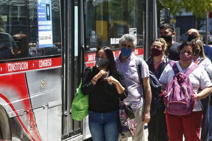 El transporte público aún sigue reservado para trabajadores esenciales, pero se analiza la autorización para ampliar la capacidad