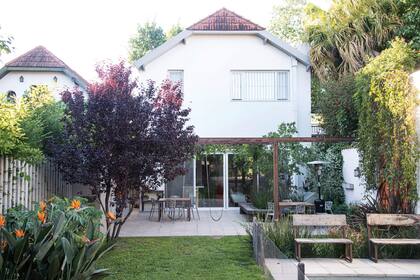 Usos múltiples. Hamacas, bancos, pileta, espacio para tomar sol, fogonero y una pérgola, elementos pensados para disfrutar a pleno la vida al aire libre.