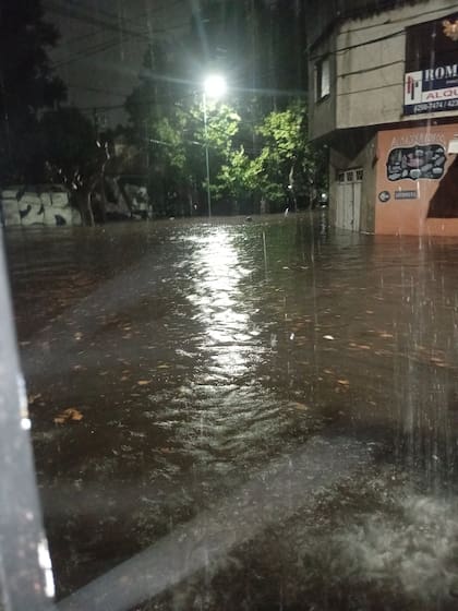 Usuarios de redes sociales compartieron imágenes de calles de Temperley inundadas