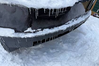 Usuarios en foros de Cybertruck comparten sus experiencias con el bloqueo de los faros por la acumulación de hielo y nieve