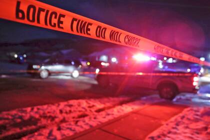 Cinta policial rodea la escena del crimen en Enoch, Utah, donde ocho miembros de una familia fueron encontrados con heridas de bala, el miércoles 4 de enero de 2023
