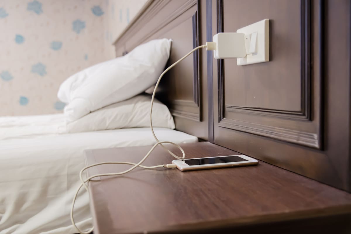 Quais são as consequências de deixar o carregador do celular conectado por muito tempo? Quais são as consequências de deixar o carregador do celular conectado por muito tempo?