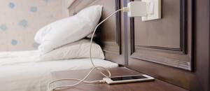 Las consecuencias de dejar el cargador del celular enchufado mucho tiempo