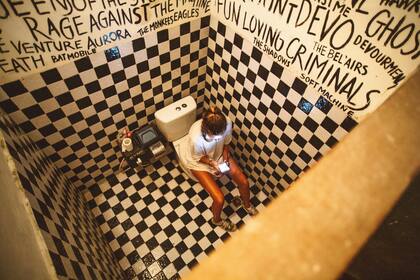 Utilizar el celular por más de 10 minutos en el momento del baño es un riesgo para la salud.