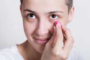 Contorno de los ojos: cómo reducir las bolsas con un simple truco casero