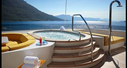 Uu jacuzzi en cubierta, ideal para relajarse tras un día en Punta del Este.