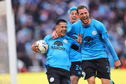 Uvita Fernández y Mudo Vázquez, dos que ingresaron cuando Belgrano perdía 2-1 y fueron clave en la remontada