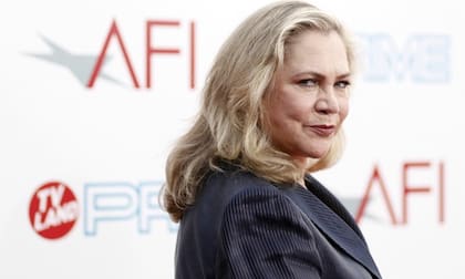 Kathleen Turner se hizo pasar por alcohólica para no revelar su diagnóstico de artritis rematoidea