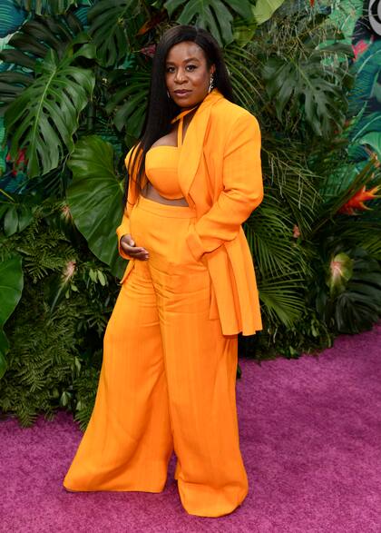 Uzo Aduba lució su pancita de embarazo con un traje de tres piezas en color naranja