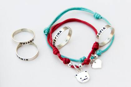 Pulseras con dijes de la firma Clara y Yema 