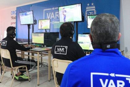 En el partido que Deportivo Armenio le ganó 2-1 a Defensores de Belgrano se produjo la primera expulsión en la historia del fútbol argentino a instancias del VAR