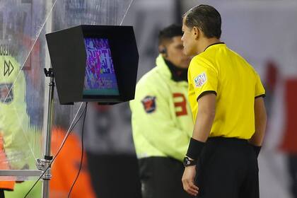 Carrillo observa la jugada del penal de Larrivey a De la Cruz.