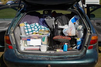 Va a ser clave distribuir la carga de manera uniforme en el baúl o habitáculo para evitar concentrar el peso en un solo punto.