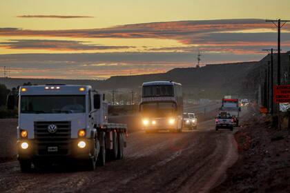 La ruta que conecta la ciudad de Neuquén con Añelo, el centro operativo en Vaca Muerta, está en construcción y ralentiza el paso de los vehículos