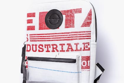 A las bolsas de arena recicladas se les suma cuero de descarte.