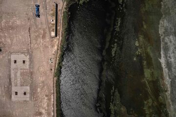 Vista aérea de un colector que recolecta gas de cuatro pozos en un área rural en Allen, provincia de Río Negro