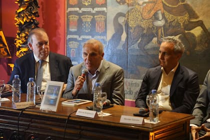 “Vaca Muerta nació a pesar de una macroeconomía calamitosa y desquiciada. Su desarrollo es fruto del trabajo, la decisión y el coraje de miles de hombres y mujeres que abrazaron este desafío. Irónicamente,
ha llegado a convertirse hoy en una herramienta central para encauzar la economía argentina, generar
divisas y asegurar estabilidad”, asegura Sapag