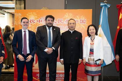 Vaca Narvaja y Mena junto al embajador Wei.