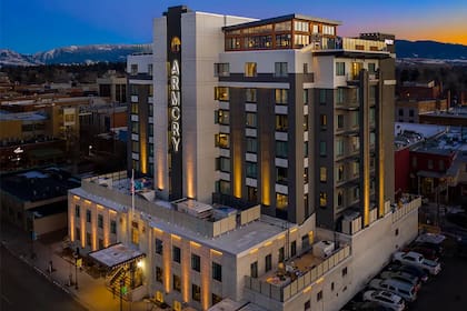 El edificio art déco de la armería de Bozeman sirve de base para el Hotel Kimpton Armory de Bozeman, Montana
