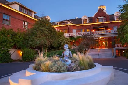 Pocos huéspedes del McMenamins Edgefield de Oregón se dan cuenta de que se alojan en lo que fue un centro de detención para mujeres acusadas de ser portadoras de infecciones de transmisión sexual