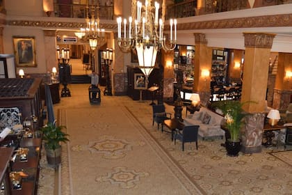 Los huéspedes del Hotel Pfister de Milwaukee han declarado sentir presencias fantasmales y ver una figura sombría en el balcón del salón de baile