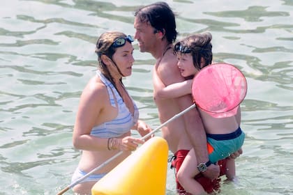 Vacaciones en familia.  Kate Winslet junto a su marido, Ned RocknRoll, y uno de sus hijos en 2018.