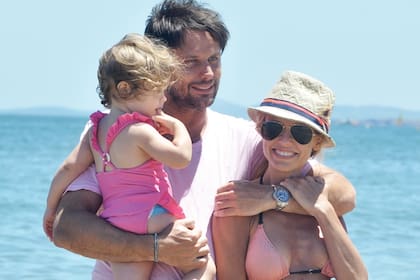 Vacaciones en familia, Mariana disfruta su cumpleaños en Punta junto a su esposo y su hija