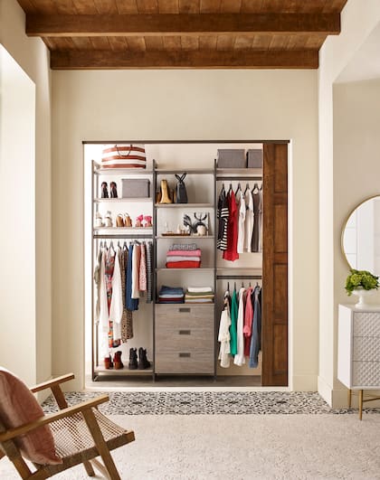 Vaciar el placard es un primer paso para saber qué ropa se utiliza y que no.