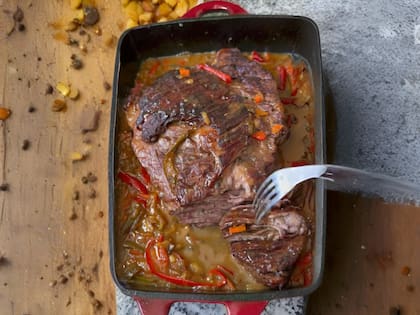 Vacío al horno en colchón de vegetales
