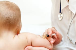 El dilema que desvela a los padres e inunda el teléfono de los pediatras: ¿vacunamos al bebé contra el Covid o esperamos?