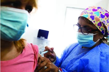 En la Ciudad de Buenos Aires ya se vacunaron 24.300 trabajadores de la salud con la primera dosis y todos ya están recibiendo el segundo componente; el grupo de riesgo está compuesto por 140.000 personas