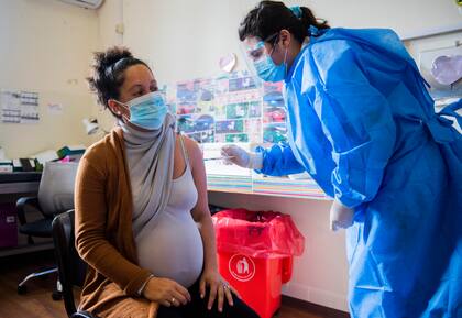 Vacunación a una embarazada en Uruguay (AP Photo/Matilde Campodonico)