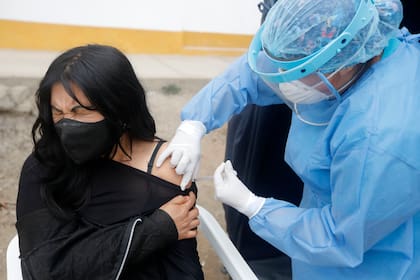 Vacunación al personal de salud en Perú