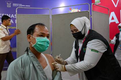 VAcunación con dosis de Moderna en el hospital Zainoel Abidin, en Banda Aceh (Photo by CHAIDEER MAHYUDDIN / AFP)