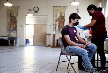 Vacunación con Pfizer en California.  Mario Tama/Getty Images/AFP
