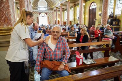 Vacunación contra la gripe en una iglesia de Mendoza