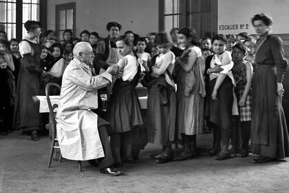 Niños en una escuela en Francia en 1900, ningún avance médico ha tenido tanto impacto como las vacunas