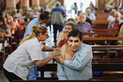 Vacunación antigripal en una iglesia de Mendoza