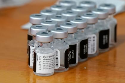 Vacunas de Pfizer contra COVID-19 son preparadas para su uso en una unidad de vacunación de los Servicios de Salud y Humanos del condado Dallas en Mesquite, Texas