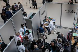 Vacunas en el atrio del hospital Mount Sinai en Nueva York, 15 de diciembre de 2020