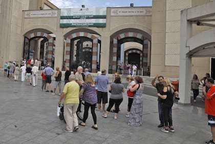 Filas para vacunarse contra el Covid, la semana pasada en la sede del Centro Islámico de Palermo