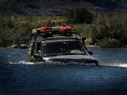 Vadeo. Se realiza en diagonal y a favor de la corriente para no embarcar agua: la ola que formamos debe ir hacia adelante; no dejar de acelerar nunca