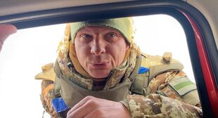 Vadim, un oficial ucraniano, conversa con periodistas en un punto de control camino a Mykolaiv