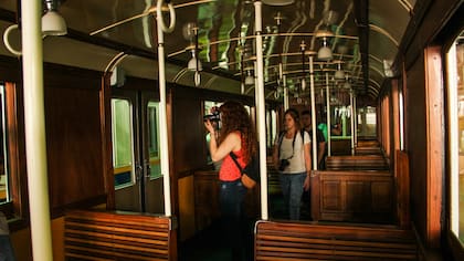 En el interior de los viejos vagones de madera de la línea A, los aficionados pudieron hacer fotos de todos los detalles