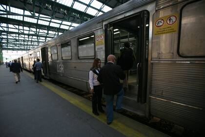 Vagones relucientes y de puertas automáticas