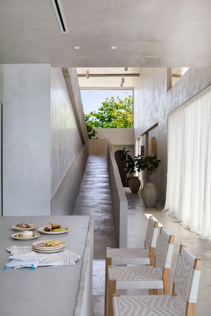 Vajilla (Bartolomea Home), pastelería (Roldán Cocina). Banquetas (Cording Home). Los apliques de iluminación fueron hechos a medida, terminados en hormigón.