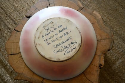 Vajilla con una dedicatoria de Carlos Páez Vilaró.