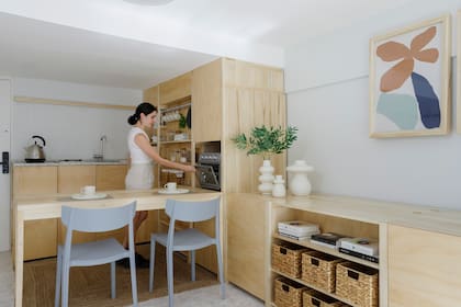 Vajilla ‘Copenhague’ (Vorük Home). Sillas ‘Río’ (Baires 4). Floreros ‘Bohemian’ (Zamibia). Horno eléctrico con air fryer (Atma).